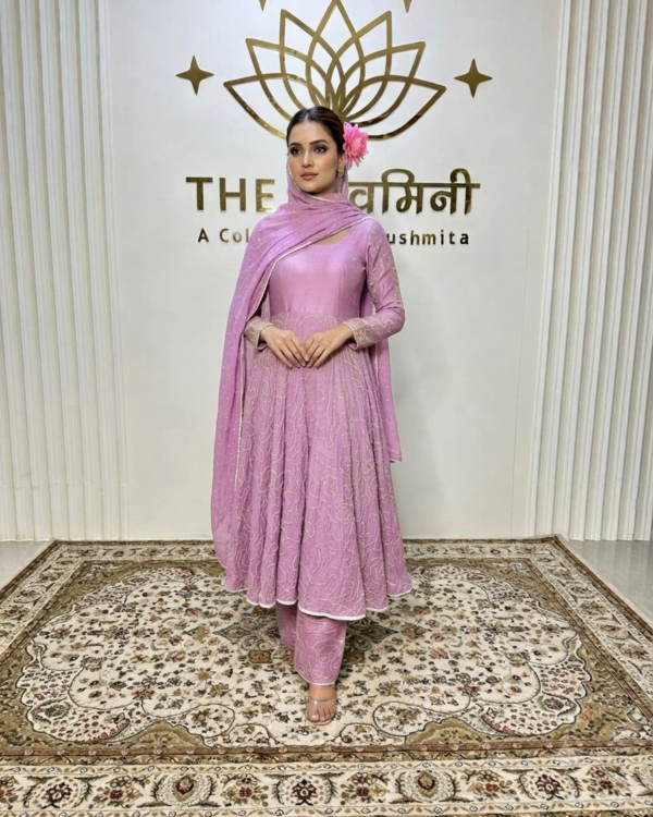 A model posing in a pastel lavender Chanderi suit set detailed with delicate pearl work and a matching dupatta.