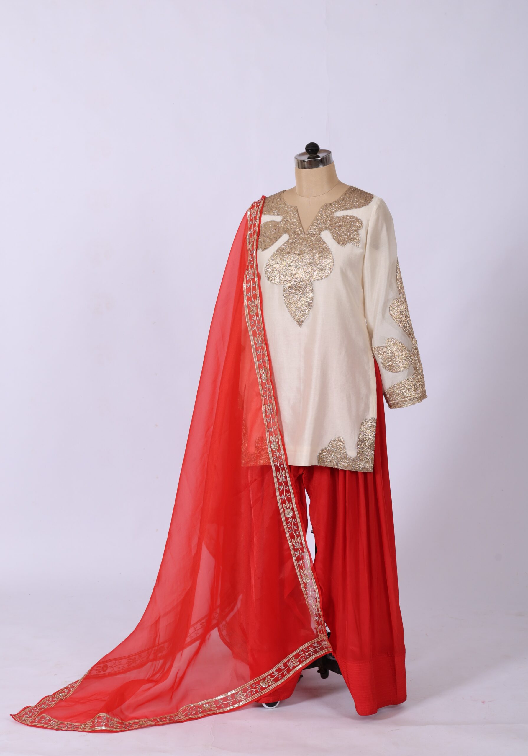 Off-White Gota Kurta with Red Crepe Farshi Salwar by Theswamini Theswamini off-white kurta featuring Gota patchwork, red crepe farshi salwar, and handwork dupatta for women's ethnic wear.